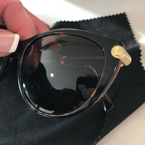 Women’s Versace sunglasses - Picture 5 of 9